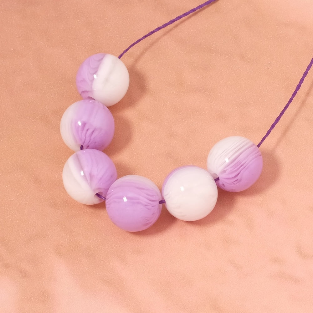 4 Perles rondes 12mm en acrylique violet blanc opaque