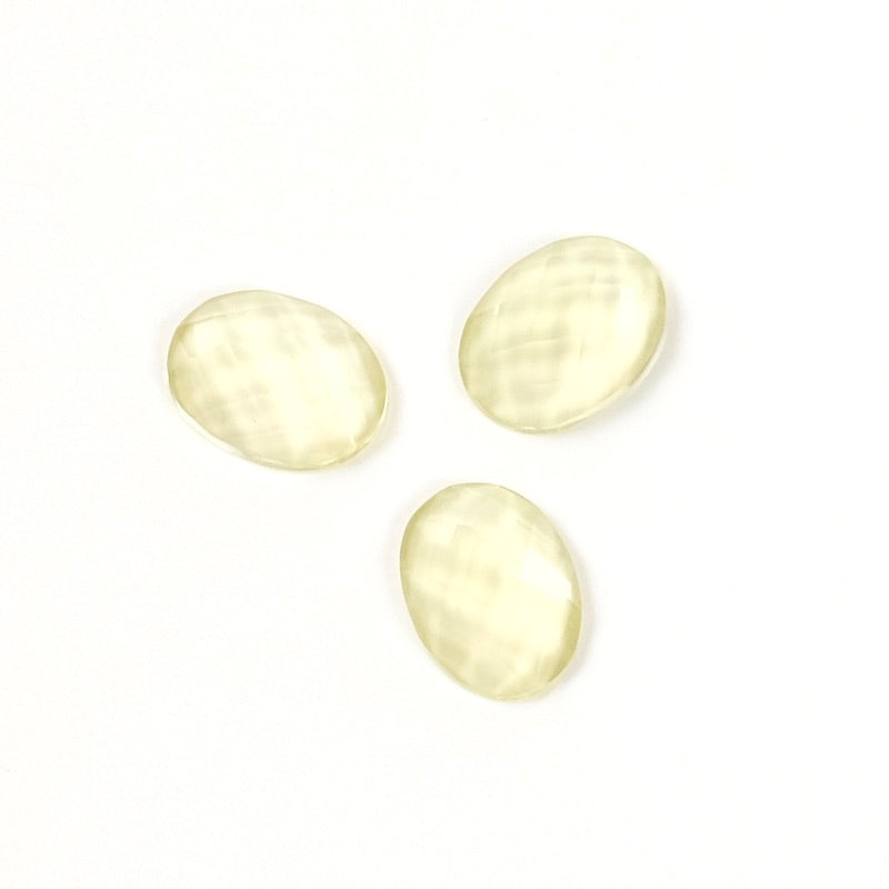 Naturstein-Cabochon, oval, facettiert, 6 x 8 mm, zitronengrünes Gold