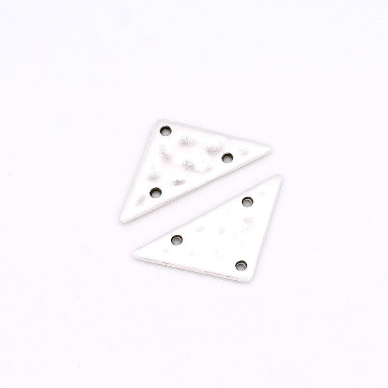 2 Pendentifs triangles martelés en Zamak argenté