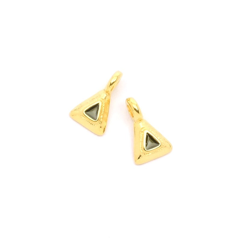 2 petits Pendentifs triangle ethnique émaillé noir doré 24K