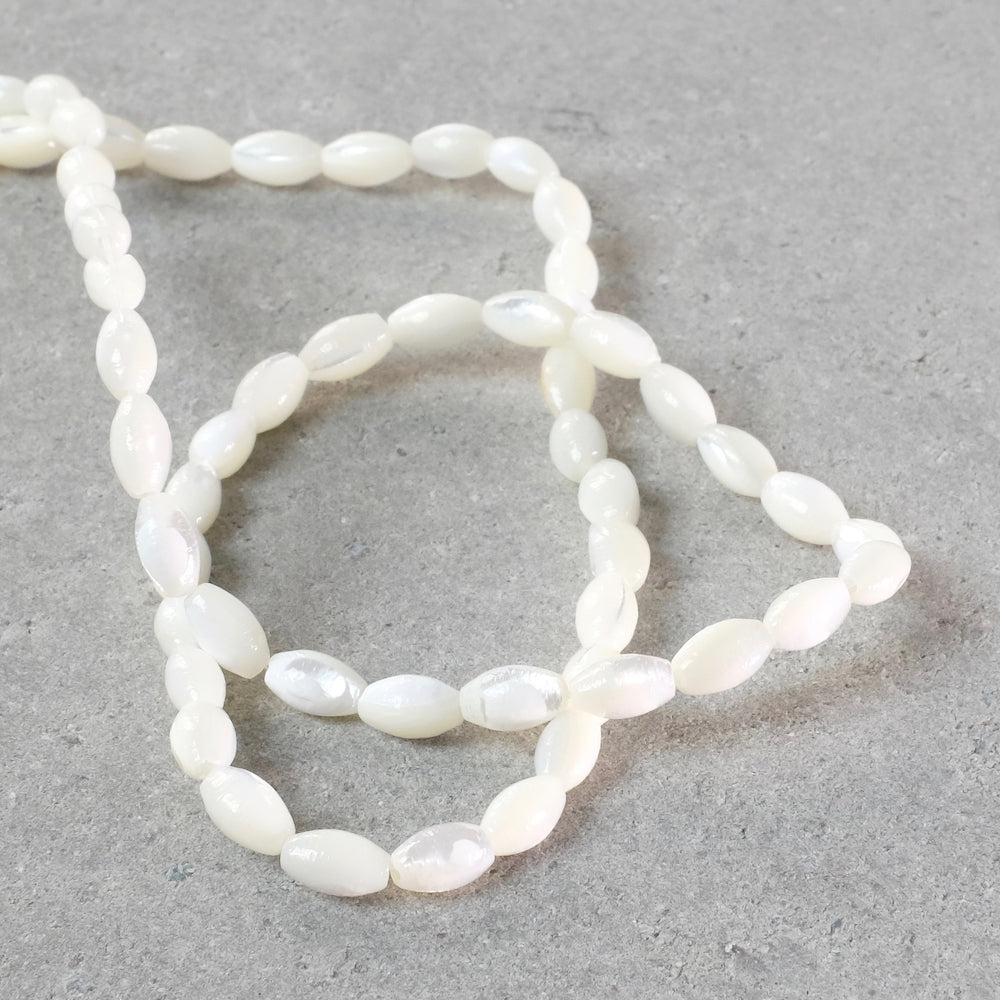 Fil de 60 perles ovales 8 x 4mm de Nacre blanche